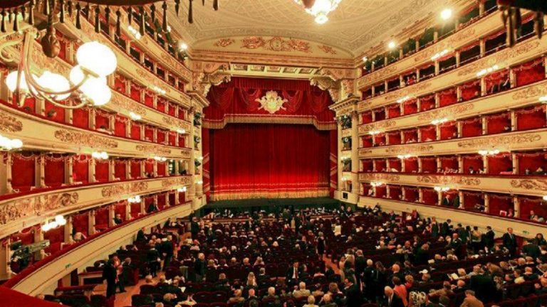 Η πλατεία, η σκηνή και η αυλαία του [[#Teatro alla Scala [Σκάλα του Μιλάνου]#]].