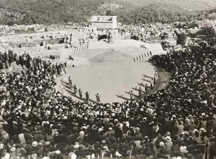 Ο Προμηθέας Δεσμώτης του [[#Αισχύλου [Aeschylus]#]] στο αρχαίο θέατρο των Δελφών, στις Β΄ Δελφικές Εορτές (1930), σε σκηνοθεσία και κοστούμια της Eva Palmer-Sikelianos [Εύα Πάλμερ-Σικελιανού]. Το κοίλον στην πλαγιά, κάτω από τις Φαιδριάδες, εντάσσει την παράσταση στο δελφικό τοπίο. Οι Δελφικές Εορτές του Άγγελου και της Εύας Σικελιανού συνδέθηκαν με το ευρωπαϊκό κίνημα του υπαίθριου θεάτρου.