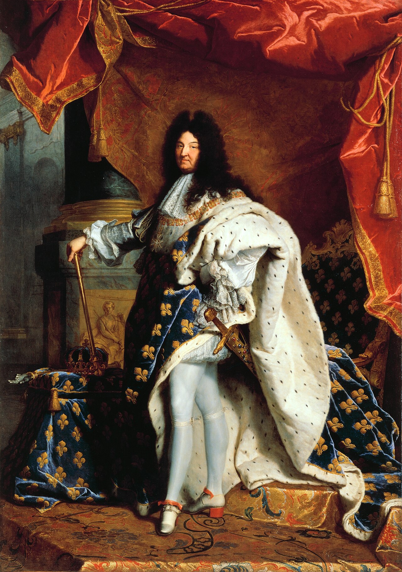 Portrait de Louis XIV en costume de sacre [Προσωπογραφία του Λουδοβίκου ΙΔ΄ με τη στολή της στέψης] του Hyacinthe Rigaud [Υασίνθ Ριγκώ] (1701, Μουσείο του Λούβρου, Παρίσι). Η βαριά κουρτίνα που ανασηκώνεται σαν αυλαία, το υπερυψωμένο βάθρο του θρόνου και η στάση του σώματος σκηνοθετούν την εμφάνιση του βασιλιά. Η θεατρικότητα γίνεται μηχανισμός της απόλυτης εξουσίας.