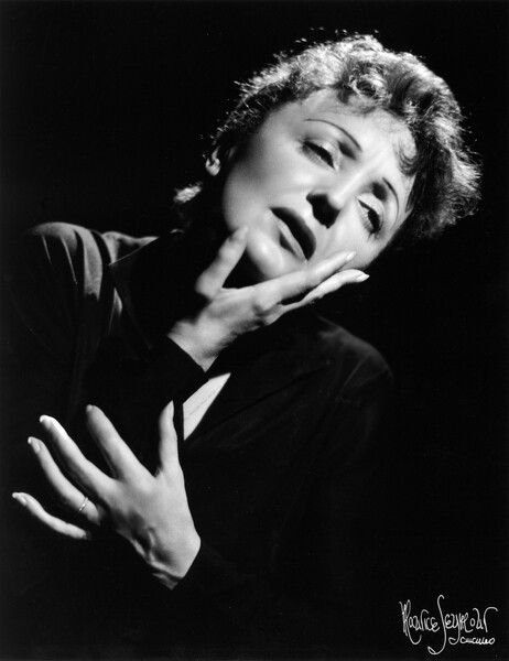 Η εμβληματική ερμηνεύτρια [[#Édith Piaf [Εντίτ Πιάφ]#]] (φωτογραφία: [[#Maurice Seymour [Μωρίς Σέιμουρ]#]], 5 Σεπτεμβρίου 1955). Η Piaf&nbsp;αποτελεί ορόσημο στην ιστορία της κοσμικής φωνητικής μουσικής. Με την άμεσα αναγνωρίσιμη χροιά της και τη δραματική της άρθρωση απέδειξε την ικανότητα της ανθρώπινης φωνής να λειτουργεί ως το απόλυτο όχημα βιωματικής αφήγησης.