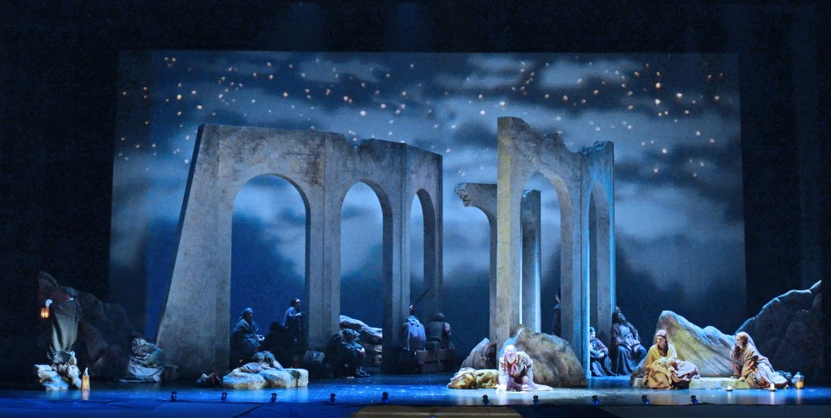 Το ορεινό τοπίο της τρίτης πράξης της όπερας Carmen [Κάρμεν] του [[#Georges Bizet [Ζωρζ Μπιζέ]#]]. Ο σχεδιαστής φωτισμού [[#Don Darnutzer [Ντον Νταρνάτζερ]#]] είχε περιορισμένο προϋπολογισμό και χώρο. Γι' αυτό συνδύασε τυποποιημένα φωτοπετάσματα της Rosco με χειροποίητα πρότυπα από φύλλα αλουμινίου. Όπερα της Νέας Ορλεάνης, Mahalia Jackson Theater [Θέατρο Μαχάλια Τζάκσον], 2019.