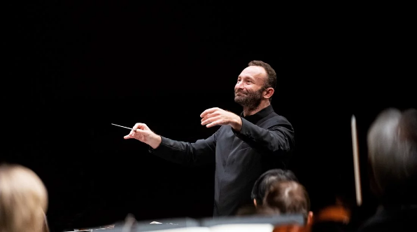 O αρχιμουσικός της [[#Berliner Philharmoniker [Φιλαρμονική Ορχήστρα του Βερολίνου]#]], [[#Κιρίλ Πετρένκο [Kirill Petrenko]#]] την ώρα που διευθύνει.