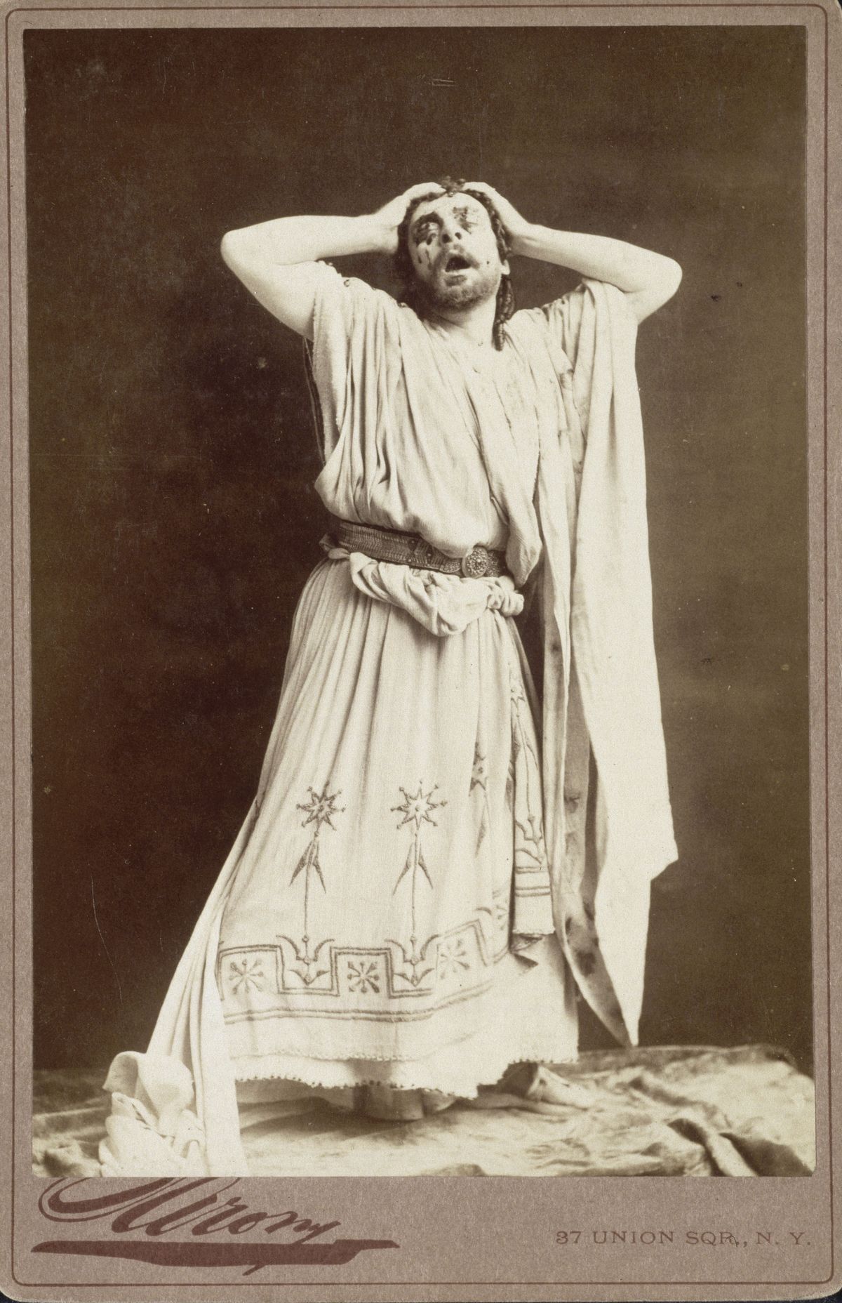 Ο [[#Mounet-Sully/Jean-Sully Mounet [Μουνέ-Συλλύ/Ζαν-Συλλύ Μουνέ]#]] (1841-1916) στον ρόλο του Οιδίποδα, στη γαλλική μεταφορά του Οιδίποδος Τυράννου (428 π.Χ.) του [[#Σοφοκλή [Sophocles]#]] από τον [[#Jules Lacroix [Ζυλ Λακρουά]#]] ([[#Comédie-Française [Εθνικό Θέατρο της Γαλλίας]#]], α' παράσταση: 1881): ο εμβληματικός μονόλογος του τυφλωμένου Οιδίποδα αποτέλεσε το αποκορύφωμα της ερμηνείας του τραγωδού, τον οποίο ο [[#Jean Cocteau [Ζαν Κοκτώ]#]] χαρακτήρισε «ιερό τέρας» ["monstre sacré"] του γαλλικού θεάτρου. Φωτογραφία: [[#Napoléon Sarony [Ναπολέων&nbsp;Σαρονύ]#]], 1894. Musée d'Orsay, Παρίσι. © GrandPalaisRmn (musée d'Orsay) / Hervé Lewandowski.