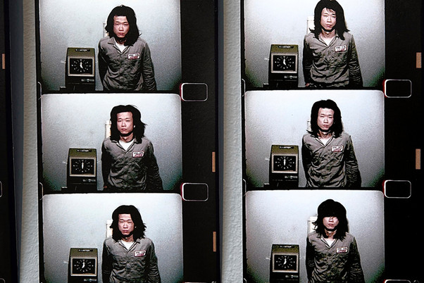 [[#Τετσίνγκ Σιε#]] [[#[Tehching Hsieh]#]], One Year Performance 1980 – 1981 (Time Clock Piece) [Επιτέλεση ενός έτους 1980 – 1981 (Έργο ρολόι παρουσίας)], Νέα Υόρκη. Επί ένα έτος ο καλλιτέχνης χτυπούσε κάρτα σε ρολόι παρουσίας κάθε ώρα, όλο το εικοσιτετράωρο, και κάθε φορά κατέγραφε ένα καρέ του εαυτού του. Τα καρέ συνθέτουν μια εξάλεπτη ταινία, όπου τα μαλλιά του, ξυρισμένα στην αρχή, μετρούν τον χρόνο της επιτέλεσης αντοχής.