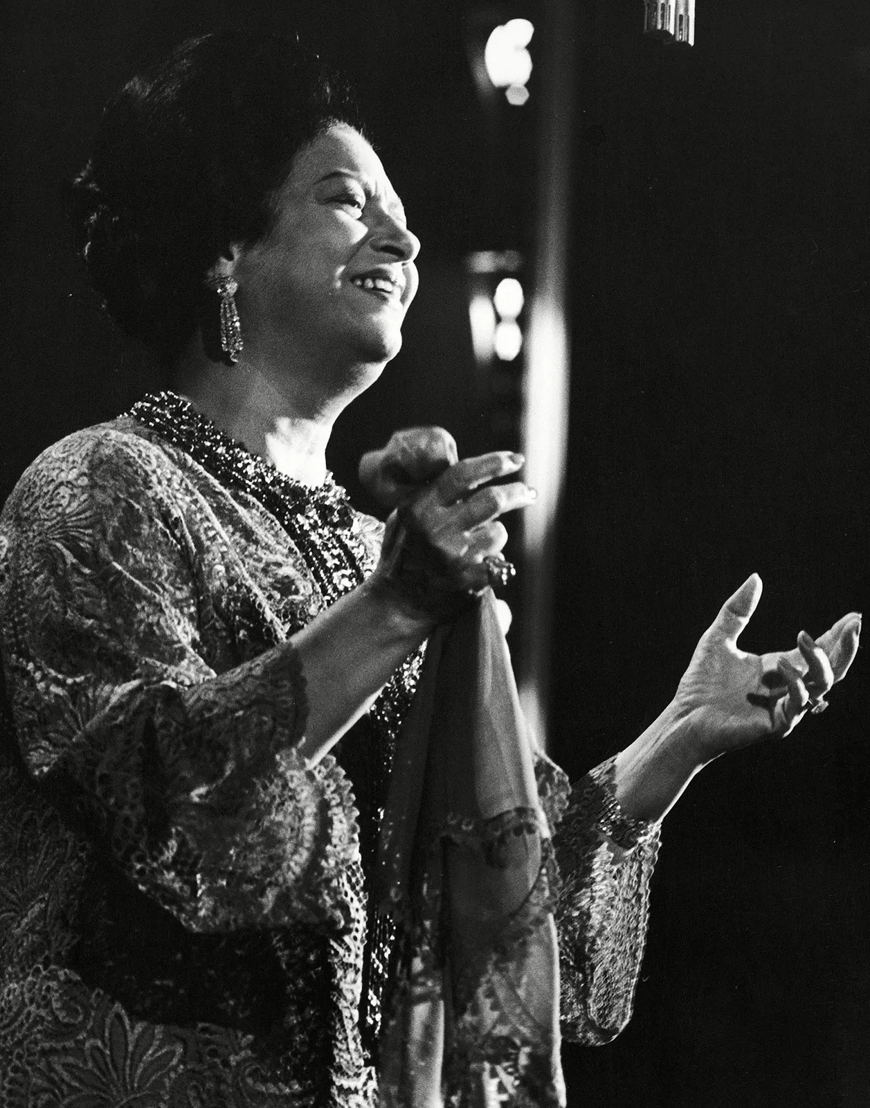 Η [[#Ουμ Κουλσούμ [Umm Kulthūm]#]] (περ. 1898-1975), η «Κάουκαμπ αλ-Σαρκ» ["Kawkab al-Sharq/Αστέρι της Ανατολής"], υπήρξε η σημαντικότερη φωνή του αραβικού κόσμου. Θυγατέρα ιμάμη από το χωριό Ταμάι αλ-Ζαχάιρα του Δέλτα, εκπαιδεύτηκε στην απαγγελία του Κορανίου και μετέφερε στο κοσμικό τραγούδι την τεχνική του ταρτίλ και του ταράμπ, της εκστατικής μέθεξης ερμηνεύτριας και ακροατηρίου. Η φωνή της, τεράστιας έκτασης και σπάνιας αντοχής, στηριζόταν στον αυτοσχεδιαστικό στολισμό των μακάμ και στην επανάληψη ενός στίχου με διαρκώς μεταβαλλόμενη ένταση, ώστε μια στροφή να διαρκεί ώρες. Οι ζωντανές συναυλίες της κάθε πρώτη Πέμπτη του μήνα μεταδίδονταν ραδιοφωνικά σε ολόκληρη τη Μέση Ανατολή και ερήμωναν τους δρόμους.