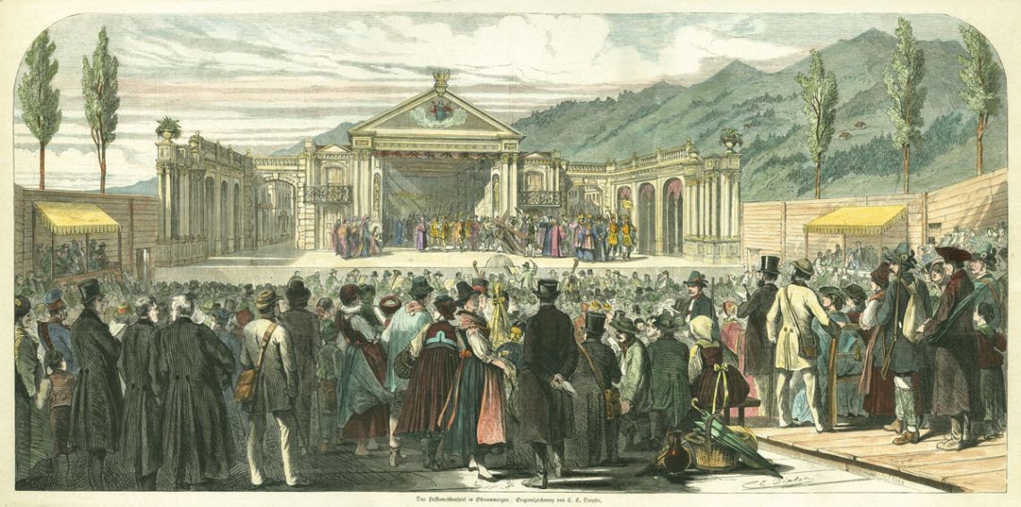 Άποψη των Παθών του Ομπεραμεργκάου [Oberammergau] το 1860, ξυλογραφία κατά σχέδιο του Carl Emil Doepler [Καρλ Έμιλ Νταίπλερ]. Η εικόνα δείχνει την υπαίθρια σκηνή του 19ου αιώνα, με το κοινό ακάλυπτο, πριν από την ανέγερση του σημερινού Passionstheater.