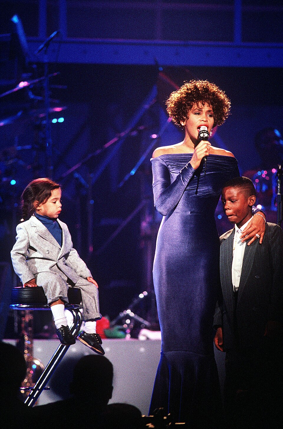 Η Whitney Houston [Ουίτνεϋ Χιούστον] ερμηνεύει το «Greatest Love of All» [«Η μεγαλύτερη αγάπη απ' όλες»] στη συναυλία Welcome Home Heroes [Καλώς ήρθατε σπίτι, ήρωες], που μεταδόθηκε ζωντανά από τη ναυτική αεροπορική βάση του Νόρφολκ της Βιρτζίνια (1991). Η Houston συνδύαζε την εκπαίδευση του γκόσπελ με την ποπ. Η στηθοφωνητική προβολή στις κορυφώσεις των τραγουδιών της αναδείχθηκε σε πρότυπο για μια ολόκληρη γενιά ερμηνευτριών της σόουλ και του ρυθμ εντ μπλουζ.