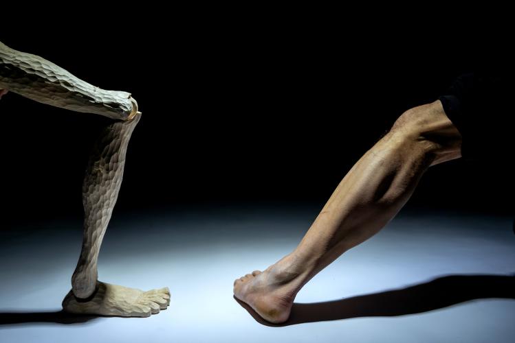 Στιγμιότυπο από την παράσταση Απουσία το σώμα της [[#Ομάδας Πλεύσις#]] σε σκηνοθεσία του [[#Αντώνη Κουτρουμπή#]] (2022). Η ομάδα συνδυάζει το σωματικό θέατρο με το σύγχρονο κουκλοθέατρο και διερευνά τα όρια ανάμεσα στο ζωντανό σώμα και το άψυχο αντικείμενο. Φωτογραφία: © Θανάσης Καρατζάς.
