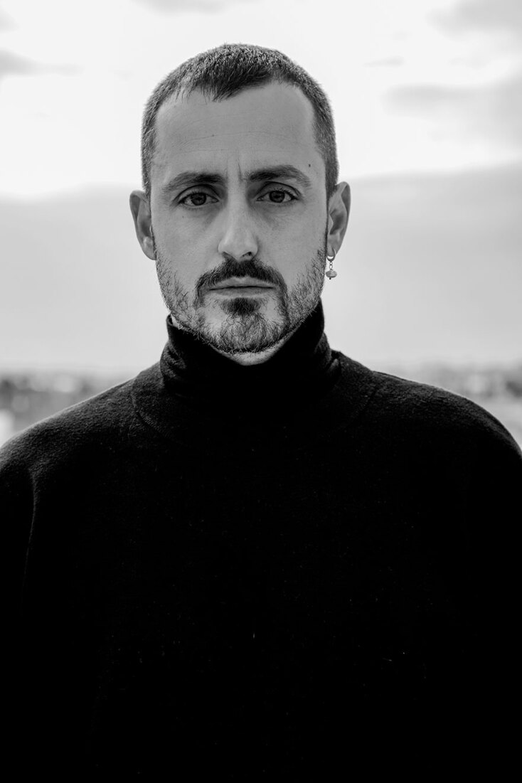 Ο Χρήστος Παπαδόπουλος [Christos Papadopoulos], εκπρόσωπος της νεότερης γενεάς Ελλήνων δημιουργών με διεθνή σταδιοδρομία, θεμελιώνει τη χορογραφική σύνθεση στην παρατήρηση φυσικών φαινομένων και στην ελάχιστη μεταβολή. Στα έργα του η ομάδα των χορευτών / χορευτριών λειτουργεί ως ενιαίο σώμα, με μικροσκοπικές μετατοπίσεις, κανόνες συγχρονισμού και επαναλήψεις που παράγουν την αίσθηση κοπαδιού, σμήνους ή κύματος.
