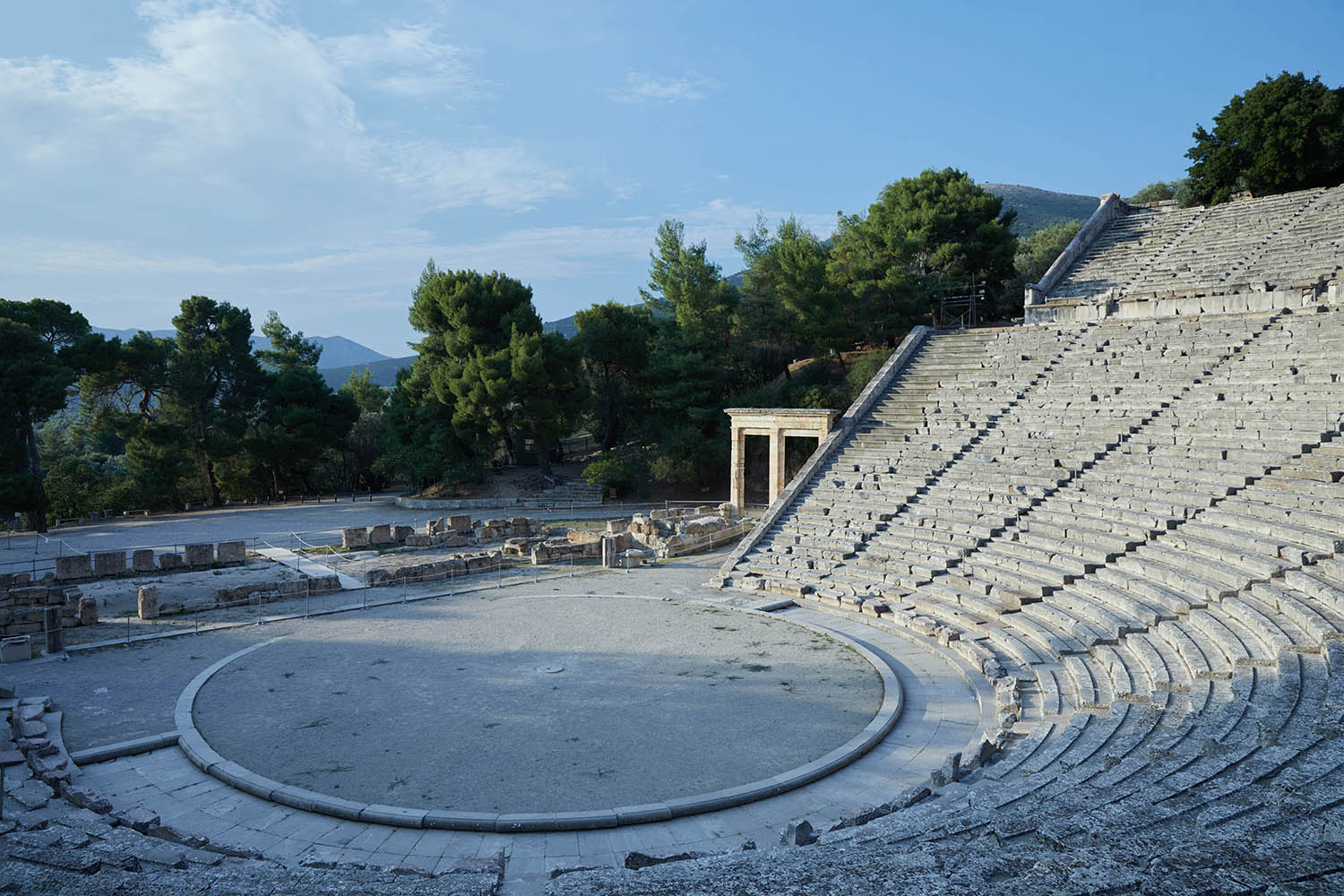 Φωτογραφία της ορχήστρας του αρχαίου θεάτρου στο Ασκληπιείο της Επιδαύρου (τέλη 4ου αι. π.Χ.).