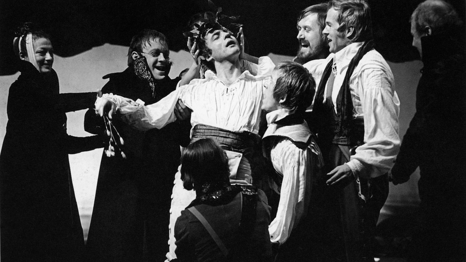 Ο [[#Bruno Ganz#]] [[#[Μπρούνο Γκαντς]#]] στον ομώνυμο ρόλο του Prinz Friedrich von Homburg [Ο πρίγκιπας Φρήντριχ του Χόμπουργκ] (1810) του Heinrich von Kleist [Χάινριχ φον Κλάιστ], σε σκηνοθεσία Peter Stein [Πέτερ Στάιν], Schaubühne am Halleschen Ufer, Βερολίνο, 1972. Το δράμα φέρνει το καθήκον και τον ορθολογισμό αντιμέτωπα με τον κόσμο του ονείρου και του πάθους, μια θεμελιώδη σύγκρουση του γερμανικού ρομαντισμού.&nbsp;