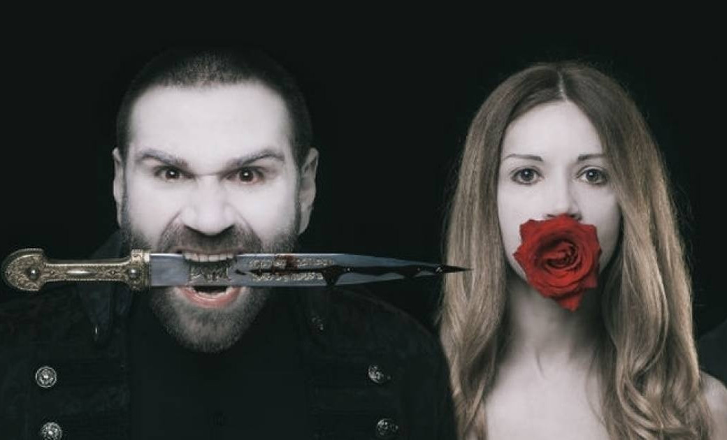 Η Ιωάννα Παππά ως Οφηλία στον Άμλετ του William Shakespeare, Θέατρο Άνεσις, Αθήνα, θεατρική περίοδος 2017-2018, σε σκηνοθεσία [[#Λέβαν Τσούλατζε [Levan Tsuladze]#]], καλλιτεχνικού διευθυντή του [[#Kote Marjanishvili State Drama Theatre [Κρατικό Δραματικό Θέατρο Κότε Μαρτζανισβίλι]#]] της Γεωργίας, με τον [[#Τάσο Ιορδανίδη#]] στον ομώνυμο ρόλο, τον [[#Άρη Λεμπεσόπουλο#]] ως Κλαύδιο, την Πέμη Ζούνη ως Γερτρούδη και τον [[#Θοδωρή Κατσαφάδο#]] ως Πολώνιο. Η Ιωάννα Παππά, μία από τις πλέον αναγνωρίσιμες ηθοποιούς της νεότερης γενιάς του ελληνικού θεάτρου, διακρίθηκε σε σειρά ρόλων ενζενύ του κλασσικού και σύγχρονου ρεπερτορίου, ενσαρκώνοντας εδώ την τραγική φιγούρα της Οφηλίας, αρχέτυπο της αθώας, ερωτευμένης και ψυχικά εύθραυστης νεάνιδας που οδηγείται στην παραφροσύνη και τον θάνατο.
