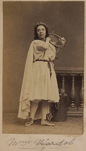Η Pauline Viardot [Πωλίν Βιαρντό] ως Ορφέας στην αναθεώρηση του Orphée et Eurydice [Ορφέας και Ευρυδίκη] του Christoph Willibald Gluck [Κρίστοφ Βίλλιμπαλντ Γκλουκ] από τον Hector Berlioz [Εκτόρ Μπερλιόζ] (Théâtre-Lyrique, Παρίσι, 1859), σε φωτογραφία της εποχής. Ο Ορφέας πρέπει να βγάλει την Ευρυδίκη από τον Άδη χωρίς να την κοιτάξει. Η σύγκρουση ανάμεσα στην απαγόρευση και την επιθυμία τροφοδοτεί τη δραματικότητα της μουσικής.