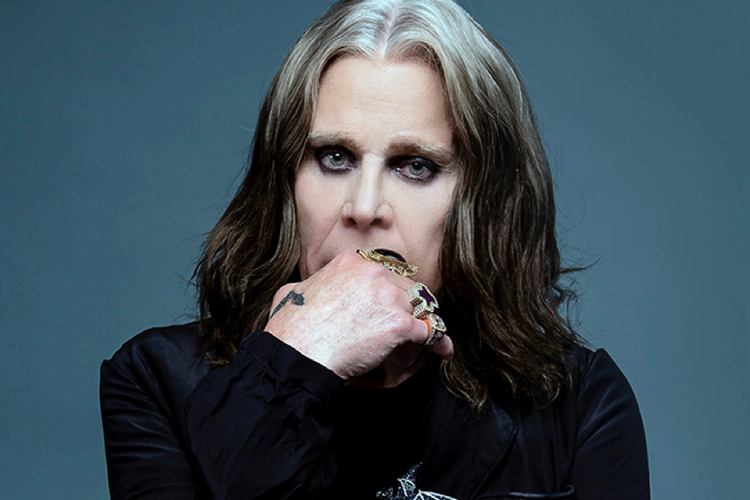 Ο Ozzy Osbourne, εμβληματική προσωπικότητα της ροκ σκηνής και ιδρυτικό μέλος των Black Sabbath. Η φωτογραφία του [[#Ross Halfin [Ρος Χάλφιν]#]] παρουσιάστηκε στην έκθεση «Working Class Hero» (2025-2026) στο Μουσείο και την Πινακοθήκη του Μπέρμιγχαμ, η οποία τιμά τη συνεισφορά του καλλιτέχνη και την παγκόσμια αναγνώρισή του. Η καταγραφή παρακολουθεί την εξέλιξη του Osbourne από το ξεκίνημά του στις εργατικές συνοικίες του Άστον μέχρι την κατάκτηση των σημαντικότερων μουσικών διακρίσεων, όπως τα βραβεία Grammy και η ένταξη στο Rock and Roll Hall of Fame. 