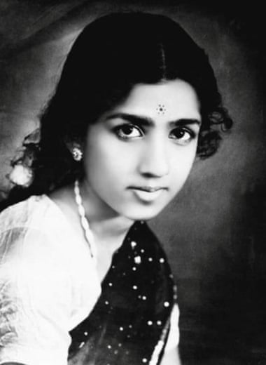 Η δεκατριάχρονη [[#Λάτα Μαγκεσκάρ [Lata Mangeshkar]#]] (1929-2022) στην πρώτη της εμφάνιση, την μαραθώνιας διάρκειας ταινία Pahili Mangalagaur [Η πρώτη Μαγκαλαγκάουρ, 1942], όπου τραγούδησε το "Natali Chaitraachi Navalaai" σε μουσική του [[#Ντάντα Τσαντεκάρ [Dada Chandekar]#]]&nbsp;. Από τον μικρό αυτόν ρόλο ξεκίνησε η σταδιοδρομία της κορυφαίας φωνής του ινδικού κινηματογράφου, της «αηδόνας της Ινδίας», που επί έξι δεκαετίες τραγούδησε παρασκηνιακά [playback] ντουμπλάροντας για τις μεγαλύτερες πρωταγωνίστριες, καθιστώντας τη φωνή της κοινό ακουστικό υπόβαθρο της Ινδίας.