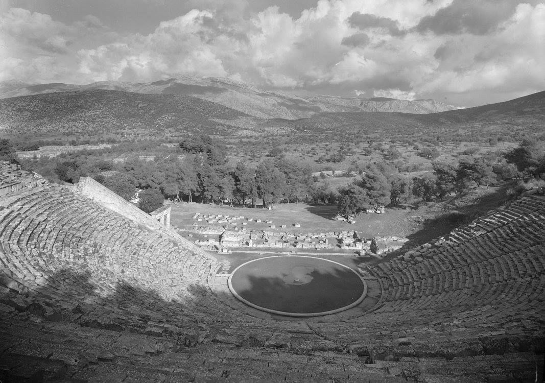Το αρχαίο θέατρο του Ασκληπιείου της Επιδαύρου (τέλη 4ου αι. π.Χ.), ενταγμένο στην πλαγιά του όρους Κυνόρτιο, με φόντο το αργολικό τοπίο. Το κοίλον ακολουθεί το φυσικό ανάγλυφο του εδάφους, όπως συνήθιζαν οι Έλληνες, και το τοπίο γίνεται μέρος της θέασης. Από το 1955 το θέατρο φιλοξενεί το Φεστιβάλ Επιδαύρου.