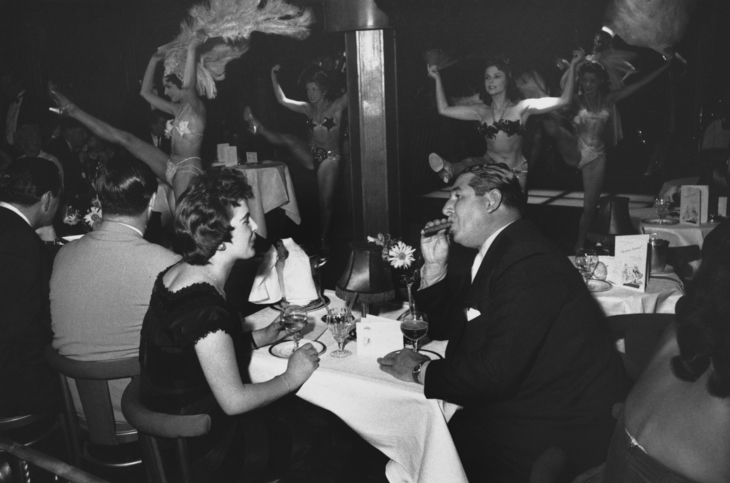 Το Murray's Cabaret Club του Σόχο στο Λονδίνο σε πλήρη λειτουργία, δεκαετία του 1950. Το κλαμπ είχε ιδρυθεί το 1913 στην Beak Street. Η φωτογραφία δείχνει τη βασική χωρική σύμβαση του καμπαρέ: μικρή πίστα, τραπέζια με ποτό και άμεση οπτική επαφή των θαμώνων με τις ερμηνεύτριες.