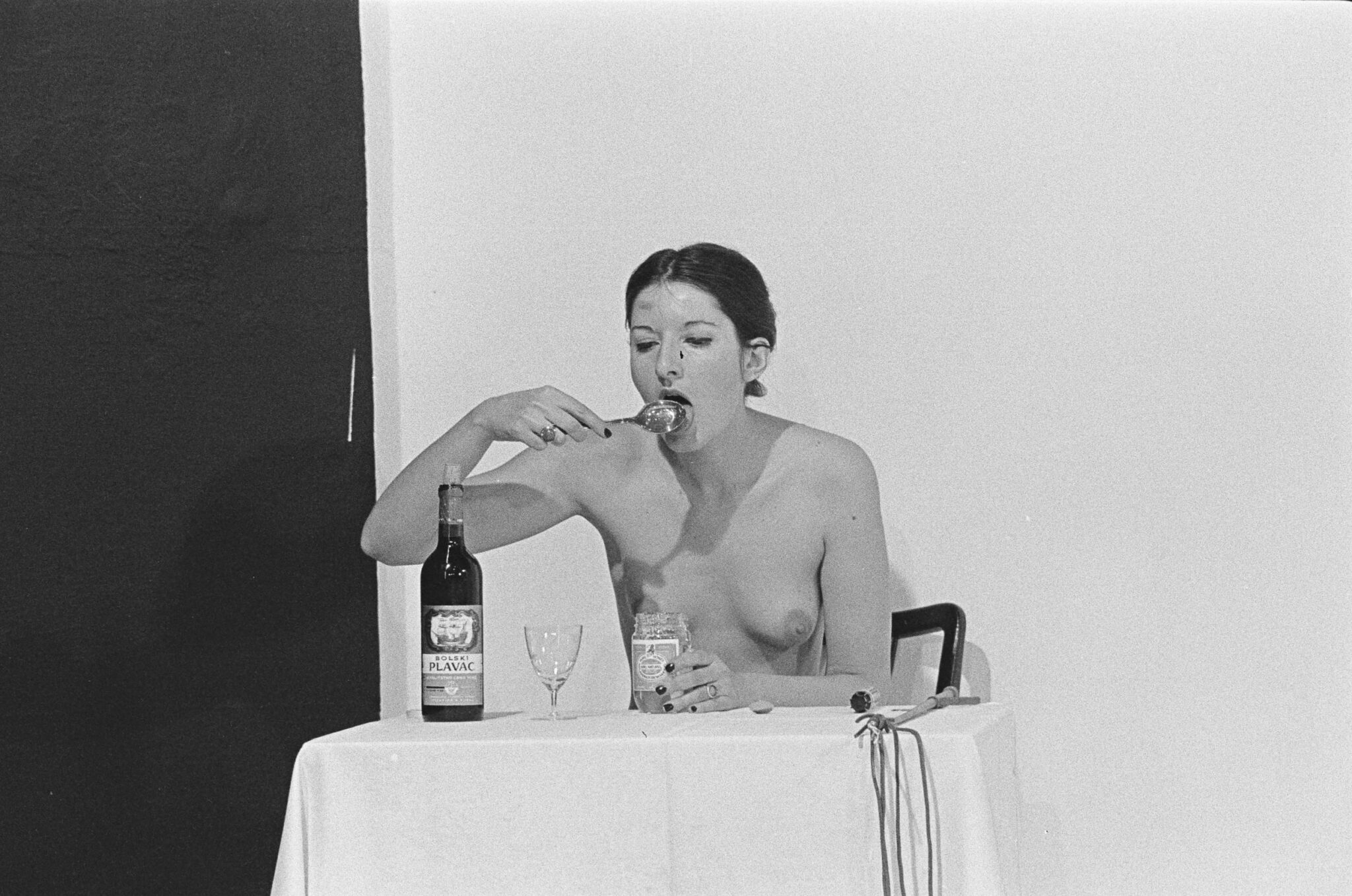 [[#Marina Abramović#]] [[#[Μαρίνα Αμπράμοβιτς]#]], Lips of Thomas [Τα χείλη του Θωμά], 1975, Galerie Krinzinger, Ίνσμπρουκ. Σε αυτή τη σόλο επιτέλεση αντοχής η καλλιτέχνιδα, γυμνή, κατανάλωσε μέλι και κρασί, χάραξε με ξυράφι μια πεντάλφα στην κοιλιά της, αυτομαστιγώθηκε και ξάπλωσε σε έναν σταυρό από πάγο κάτω από μια θερμάστρα. Η επιτέλεση διακόπηκε όταν θεατές παρενέβησαν και την απομάκρυναν από τον πάγο.