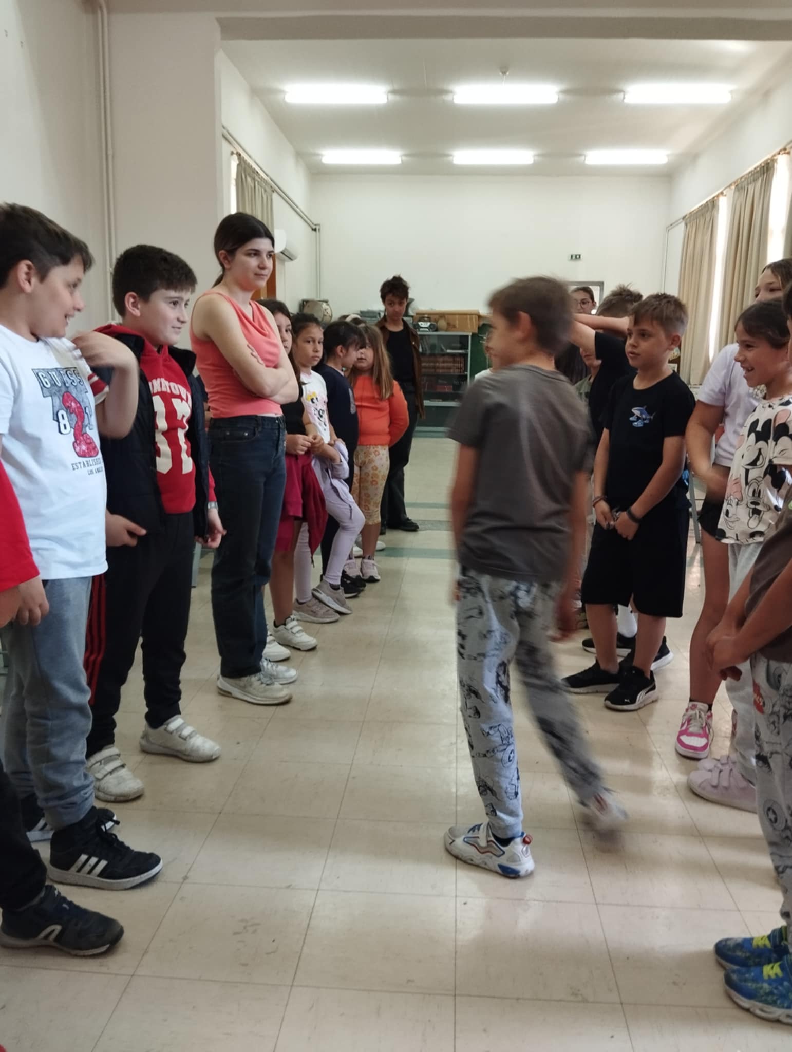 Η θεατροπαιδαγωγική είναι κατάλληλη προσέγγιση για όλες τις ηλικίες.Θεατροπαιδαγωγικό πρόγραμμα σε Δημοτικό Σχολείο, με εμψυχώτρια την Κατερίνα Κωστή.