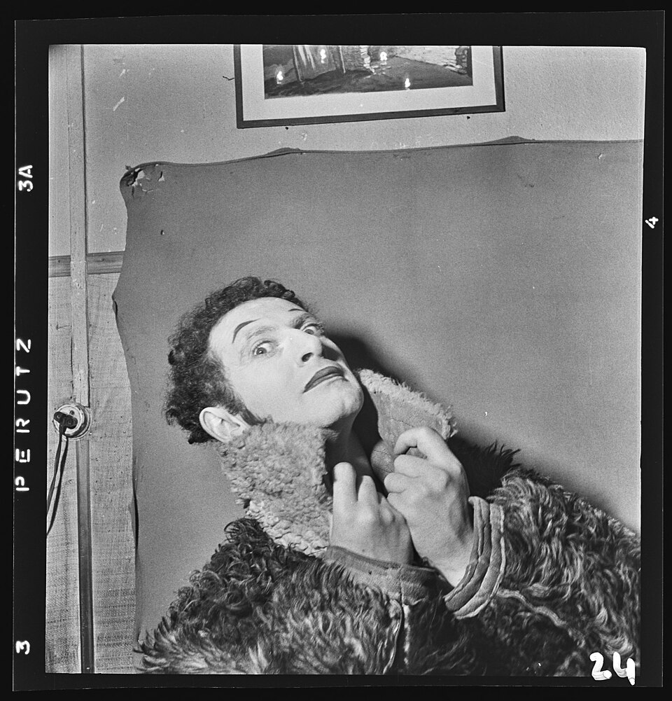 Ο Marcel Marceau στο μιμόδραμα Le Manteau [Το παλτό], βασισμένο στο ομώνυμο διήγημα του Νικολάι Γκόγκολ [Nikolai Gogol], σε σκηνοθεσία του ίδιου (Théâtre de la Renaissance, Παρίσι, 1954). Φωτογραφία του [[#Roger Pic [Ροζέ Πικ]#]], από το αρχείο της Bibliothèque nationale de France. Το έργο αντλεί το υλικό του από τη λογοτεχνία, μετασχηματίζοντας το αφηγηματικό υλικό του διηγήματος σε σκηνική δράση μέσω της μιμικής.