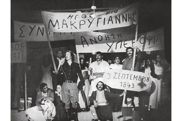 Ο [[#Νίκος Ξυλούρης#]] πλασιωμένος από τον θίασο στην παράσταση Το μεγάλο μας τσίρκο του [[#Ιάκωβου Καμπανέλλη#]], σε μουσική [[#Σταύρου Ξαρχάκου#]] (θέατρο «Αθήναιον», 1973). Ο θίασος Καρέζη-Καζάκου ανέβασε το σπονδυλωτό αυτό έργο εν μέσω δικτατορίας. Το τσίρκο λειτουργεί εδώ ως αλληγορία της νεοελληνικής ιστορίας.