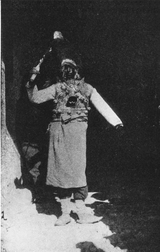 Οι Καλόγεροι του Αγίου Γεωργίου, κοντά στη Βιζύη της Ανατολικής Θράκης, με προσωπίδες από τραγοπροβιά, όπως τους κατέγραψε το 1906 ο Richard MacGillivray Dawkins [Ρίτσαρντ ΜακΓκίλιβρεϊ Ντώκινς]. Ο Dawkins συνέδεσε το δρώμενο με τη λατρεία του Διονύσου, και η μελέτη του άνοιξε τη συζήτηση για τη θεατρικότητα των λαϊκών δρωμένων, την οποία ανέπτυξε αργότερα συστηματικά η εθνοθεατρολογία.