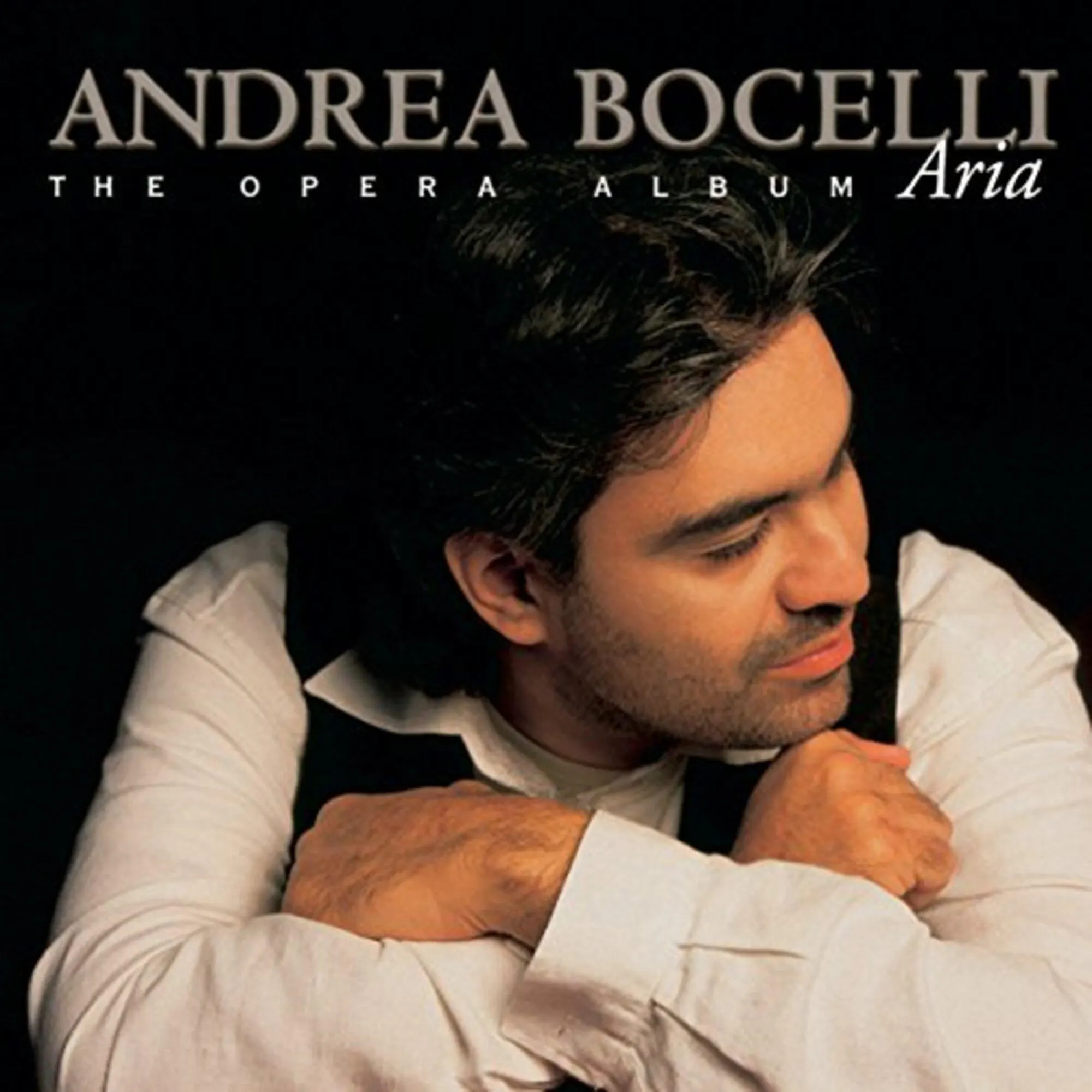 Εξώφυλλο του δισκογραφικού άλμπουμ&nbsp;Aria: The Opera Album&nbsp;(Philips, 1998) του οξυφώνου [[#Andrea Bocelli [Αντρέα Μποτσέλλι]#]]. Η επιλογή του τίτλου «Aria» για μια δισκογραφική κυκλοφορία στο μεταίχμιο κλασσικής και εμπορικής μουσικής κατέδειξε τη μετατόπιση του όρου από το αυστηρά οπερατικό πλαίσιο προς την ευρύτερη μουσική αγορά, αναδεικνύοντας παράλληλα τη διαχρονική αναγνωρισιμότητα της άριας ως μορφής φωνητικής έκφρασης.