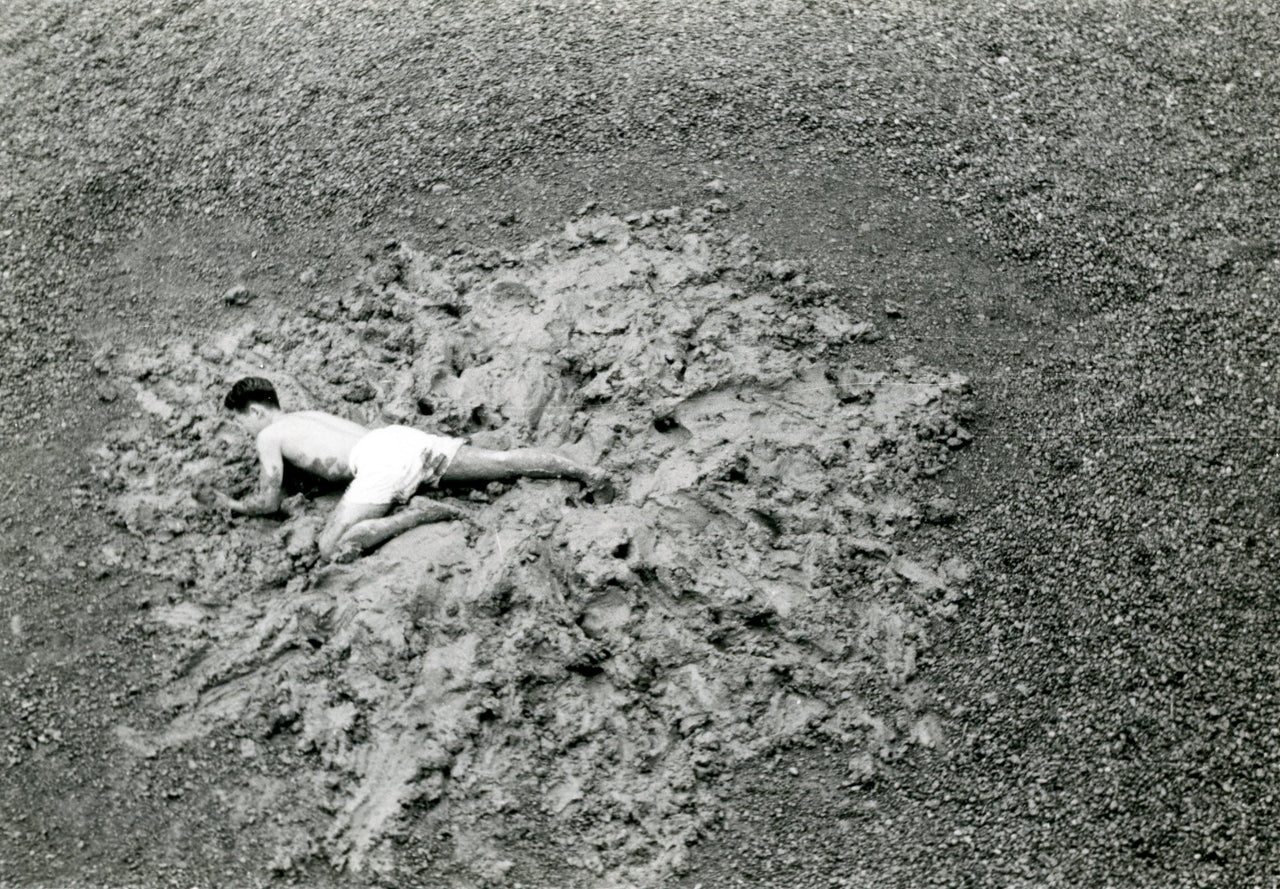 Καζούο Σιράγκα, Η δοκιμασία της&nbsp;λάσπης [Challenging Mud], πρώτη καλλιτεχνική έκθεση Γκουτάι, Οχάρα Καϊκάν, Τόκιο, 1955. Στην αυλή του Μεγάρου Οχάρα, ο Καζούο Σιράγκα πραγματοποιεί το έργο Η δοκιμασία της&nbsp;λάσπης, κατά την διάρκεια του οποίου βουτά ημίγυμνος σε έναν λάκκο από πέτρες, λάσπη και άμμο και επιδίδεται σε μια πάλη σε την ύλη.  