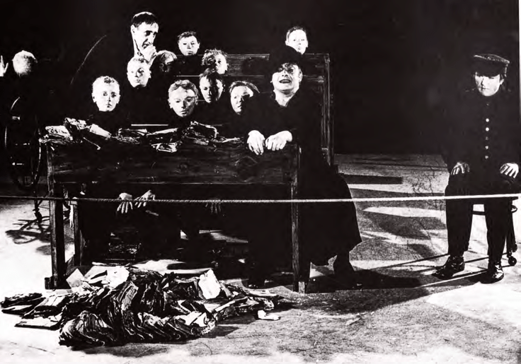 Umarła klasa [Η νεκρή τάξη] (1975), Tadeusz Kantor, Teatr Cricot 2, Galeria Krzysztofory, Κρακοβία. Ηλικιωμένοι ερμηνευτές και ερμηνεύτριες, καθισμένοι σε σχολικά θρανία, κουβαλούν ομοιώματα του παιδικού τους εαυτού. Η «σκηνή της μνήμης» του Kantor συγκαταλέγεται στα ορόσημα του μεταδραματικού θεάτρου.