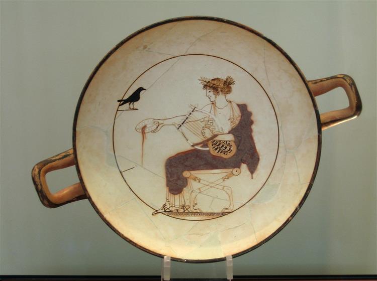 Εσωτερικό λευκής αττικής κύλικας με παράσταση Απόλλωνα, 480-470 π.Χ, Αρχαιολογικό Μουσείο Δελφών. Ο θεός Απόλλων εικονίζεται καθισμένος, κρατώντας επτάχορδη λύρα και τελώντας σπονδή.