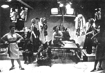The Marilyn Project του [[#David Gaines [Ντέιβιντ Γκέινς]#]], σε σκηνοθεσία [[#Richard Schechner [Ρίτσαρντ Σέκνερ]#]], [[#Performance Group#]], Performing Garage, Νέα Υόρκη, 1975. Δύο θίασοι ερμήνευσαν ταυτοχρόνως το ίδιο κείμενο σε κατοπτρικά διατεταγμένους χώρους, με το κοινό μοιρασμένο ανάμεσά τους. Καθώς κανείς/καμία θεατής/θεάτρια δεν μπορούσε να παρακολουθήσει και τις δύο εκτελέσεις, η προσοχή μετατοπιζόταν από την αφήγηση στη δομή: στις ελάχιστες διαφορές των δύο ερμηνειών και στην αδυναμία της πιστής επανάληψης.