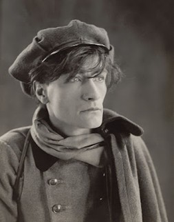 Ο Antonin Artaud [Αντονέν Αρτώ] το 1926, στον ρόλο του Gringalet [Γκρενγκαλέ] στη βουβή ταινία Le Juif errant [Ο περιπλανώμενος Ιουδαίος] του Luitz-Morat [Λυΐτς-Μορά]. Την ίδια χρονιά ίδρυσε, μαζί με τους Roger Vitrac [Ροζέ Βιτράκ] και Robert Aron [Ρομπέρ Αρόν], το Théâtre Alfred-Jarry [Θέατρο Αλφρέντ Ζαρρύ]. Από εκεί ξεκίνησε η διαδρομή που οδήγησε στο Θέατρο της Σκληρότητας.