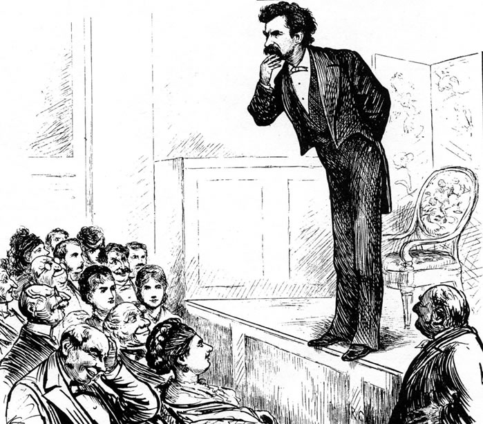 Ο Mark Twain σε κωμική διάλεξη [comic lecture]. Οι διαφημίσεις των εμφανίσεών του από το 1866 και εξής υπόσχονταν «The doors will open at 7 o'clock, and the trouble will begin at 8» [Οι πόρτες ανοίγουν στις 7, και ο μπελάς αρχίζει στις 8]: με τη βραδεία, «σοβαροφανή» εκφορά και τον άμεσο, αυτοσαρκαστικό μονόλογο προς το κοινό, οι διαλέξεις του θεωρούνται πρόδρομη μορφή της στάντ-απ κωμωδίας. Χαρακτικό, 19ος αιώνας.