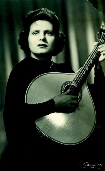 Η [[#Amália Rodrigues [Αμάλια Ροντρίγκες]#]], η κορυφαία ερμηνεύτρια του πορτογαλικού φάντο [fado]. Στο συγκεκριμένο μουσικό είδος, η φωνητική μουσική λειτουργεί ως το κατεξοχήν μέσο για την έκφραση έντονων συναισθηματικών καταστάσεων (όπως η χαρακτηριστική πορτογαλική μελαγχολία ή&nbsp;σωντάντ [saudade]). Η Rodrigues&nbsp;ανέδειξε παγκοσμίως τις δραματικές και αφηγηματικές δυνατότητες της ανθρώπινης φωνής, αποδεικνύοντας πώς η σόλο ερμηνεία, στηριζόμενη στη χροιά και τη θεατρικότητα της έκφρασης, μπορεί να μετουσιώσει μια τοπική παράδοση σε οικουμενικό καλλιτεχνικό βίωμα.