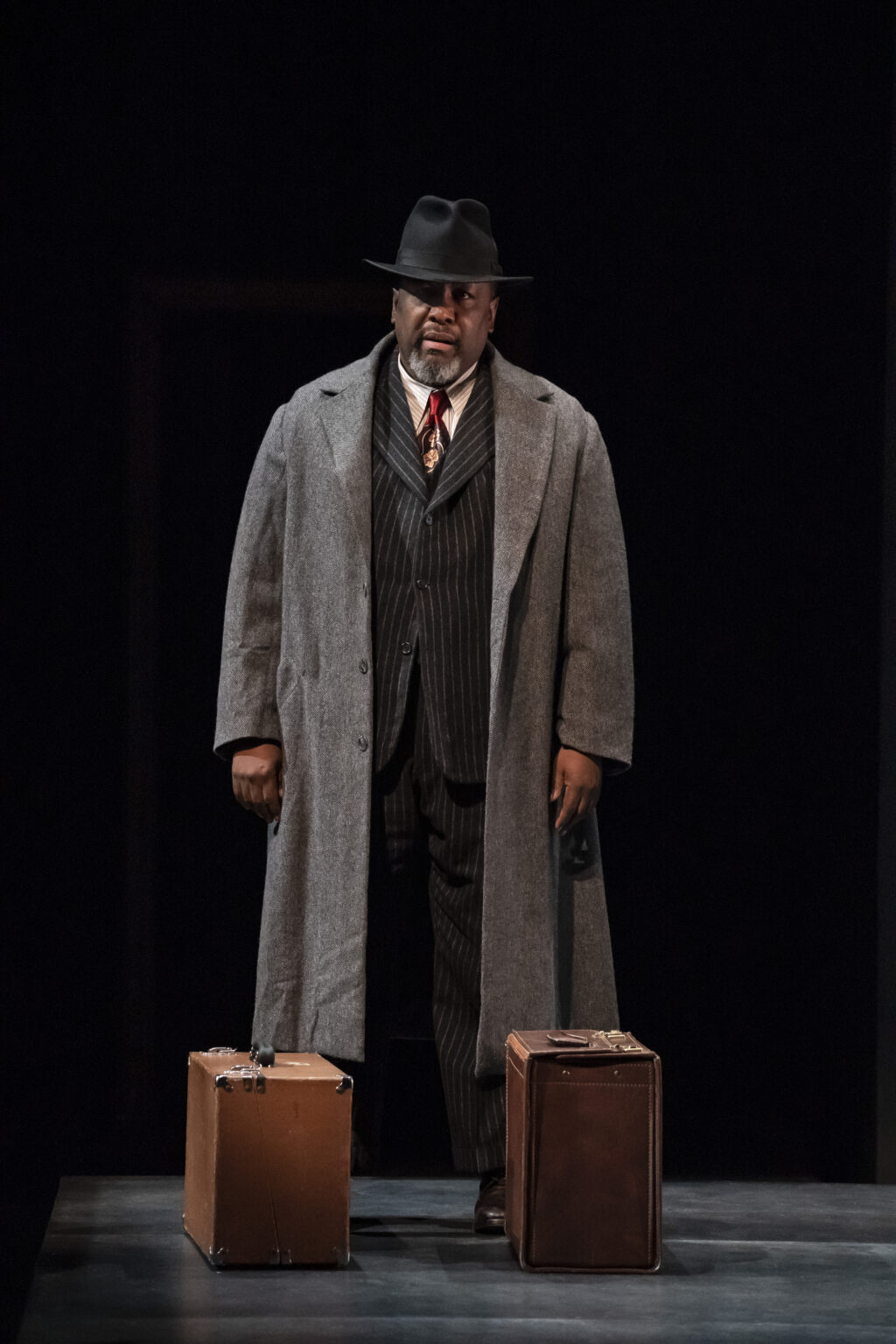 Ο [[#Wendell Pierce [Γουέντελ Πηρς]#]] στον ρόλο του Γουίλλυ Λόμαν στην παράσταση Ο θάνατος του εμποράκου [Death of a Salesman, 1949] του Arthur Miller [Άρθουρ Μίλλερ], σε σκηνοθεσία [[#Miranda Cromwell [Μιράντα Κρόμγουελ]#]]. Hudson Theatre, Νέα Υόρκη, 2022. Οι αναμνήσεις του ήρωα εισβάλλουν στο παρόν και φανερώνουν την ψυχική του αποσύνθεση, γνώρισμα που συνδέει το έργο με το ψυχολογικό δράμα. Φωτ.: [[#Joan Marcus [Τζόαν Μάρκους]#]].