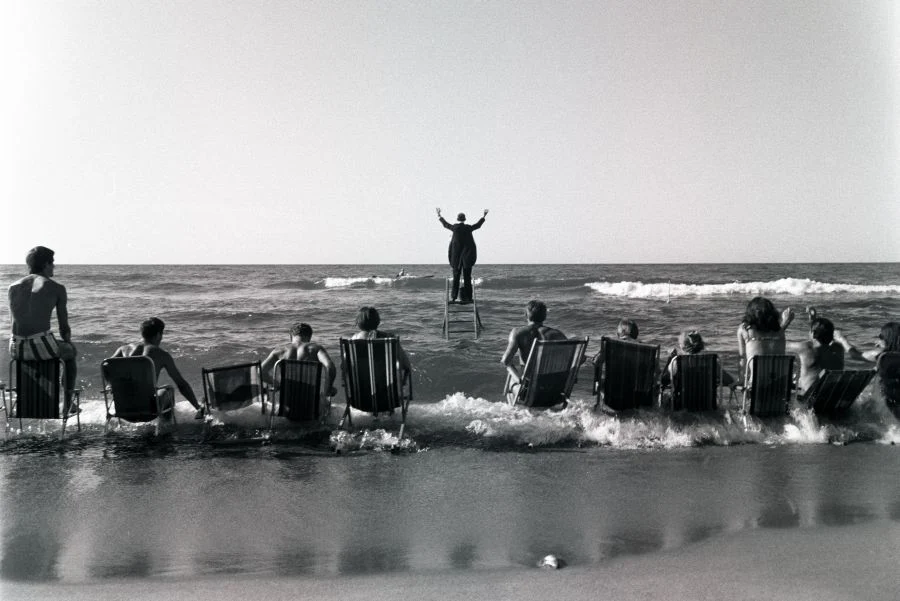 Στιγμιότυπο χάπενινγκ του Tadeusz Kantor, The Sea Concert (The Panoramic Sea Happening), 1967, Μουσείο Σύγχρονης Τέχνης Βαρσοβίας. 