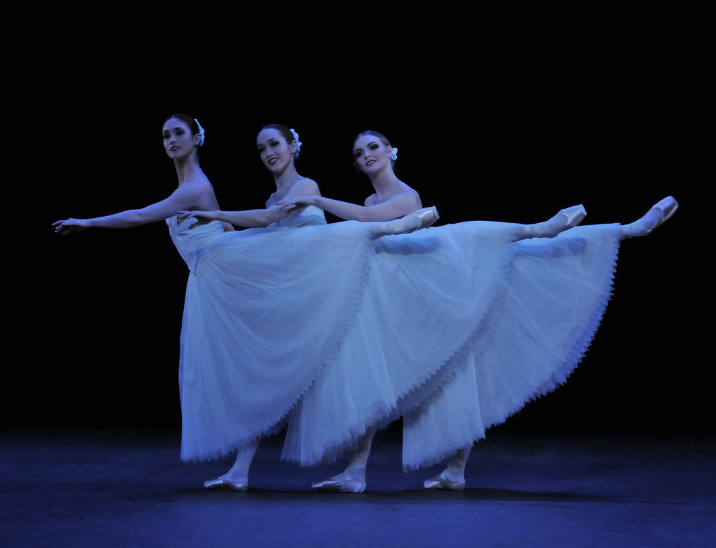 Στιγμιότυπο από το μπαλέτο Suite en Blanc ([[#English National Ballet [Εθνικό Μπαλέτο Βρετανίας])#]].