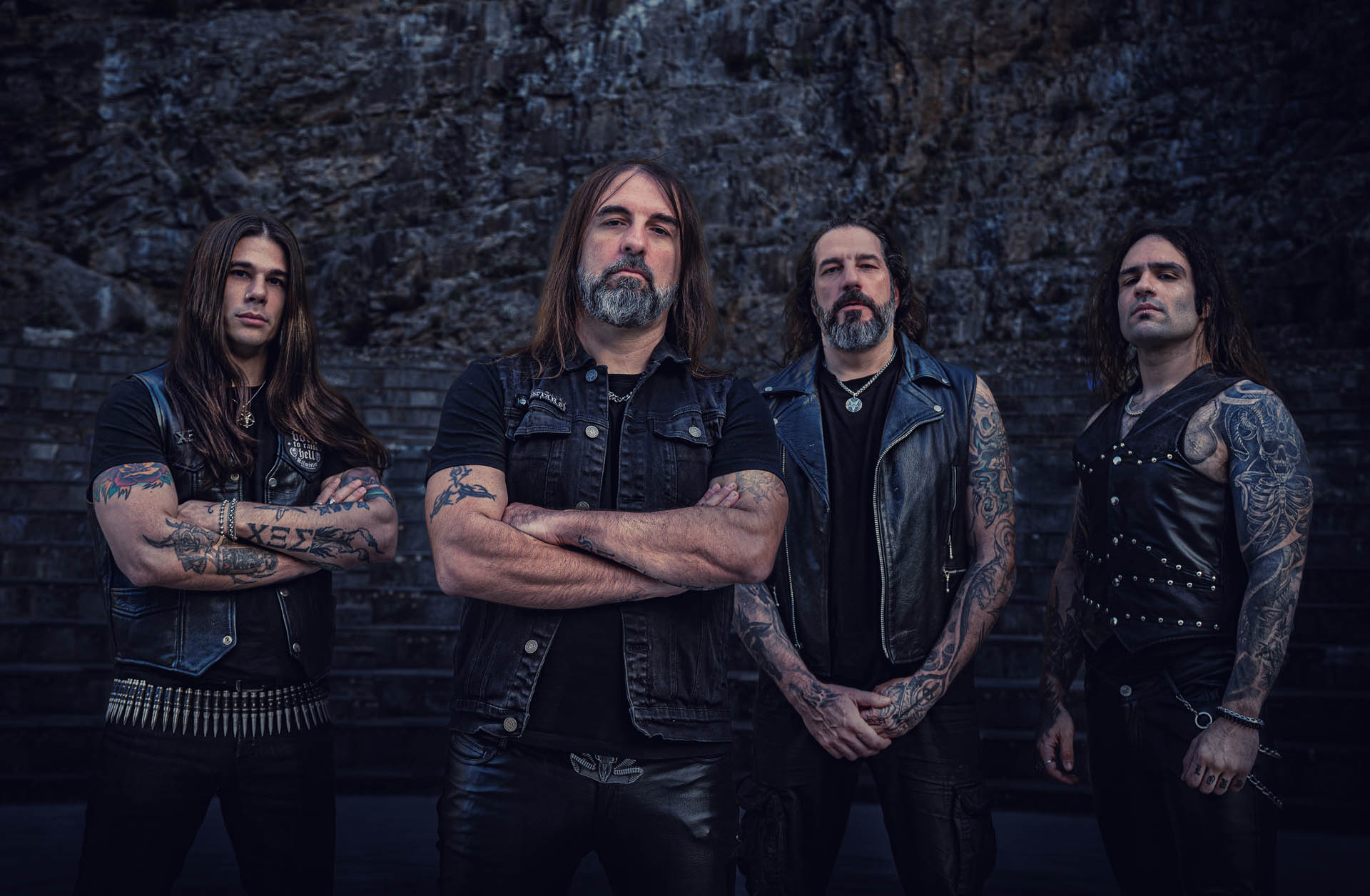 [[#Rotting Christ [Ρόττινγκ Κράιστ]#]]: Οι πρεσβευτές του ελληνικού metal στον κόσμο. Από το 1987, τα αδέρφια [[#Σάκης Τόλης [Sakis Tolis]#]] και [[#Θέμης Τόλης [Themis Tolis]#]] χαράζουν μια μοναδική πορεία, συνδυάζοντας το σκοτεινό black metal με θρησκευτική μυσταγωγία και αρχαιοελληνικές αναφορές. Μια μπάντα-θρύλος που κατέκτησε τις παγκόσμιες σκηνές παραμένοντας πιστή στις ρίζες της.