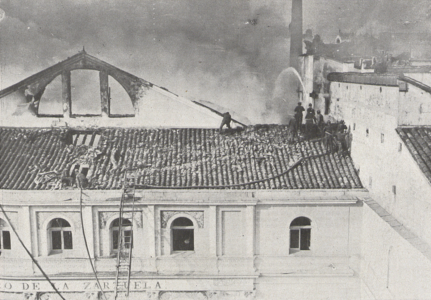 Η πυρκαγιά της 8ης Νοεμβρίου 1909 στο Θέατρο της Θαρθουέλας, σε φωτογραφία του Cifuentes [Θιφουέντες] από την πλευρά της κύριας πρόσοψης. Δημοσιεύθηκε στο περιοδικό El Teatro στις 14 Νοεμβρίου 1909. Η φωτιά ξεκίνησε από τους λέβητες της θέρμανσης και άφησε όρθιους μόνο την πρόσοψη, τον προθάλαμο και τους φέροντες τοίχους.