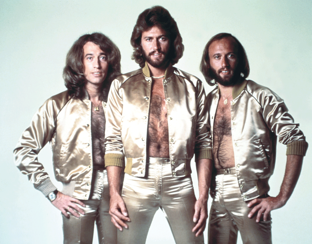 Οι [[#Bee Gees [Μπη Τζηζ]#]] το 1979, στην περίοδο της παγκόσμιας επιτυχίας τους με τη μουσική επένδυση της ταινίας - μιούζικαλ Saturday Night Fever [Πυρετός το Σαββατόβραδο] (1977). Το ομαδικό φαλσέττο των αδελφών [[#Gibb [Γκιμπ]#]], εμβληματικό της ντίσκο αισθητικής, κατέκτησε την υψηλή φωνητική περιοχή ως εμπορικό και υφολογικό σήμα κατατεθέν, αναδεικνύοντας τη μετάβαση του φαλσέττου από το σόουλ ιδίωμα στη δημοφιλή μουσική κουλτούρα της δεκαετίας. Φωτογραφία: © Michael Ochs Archives / Getty Images.