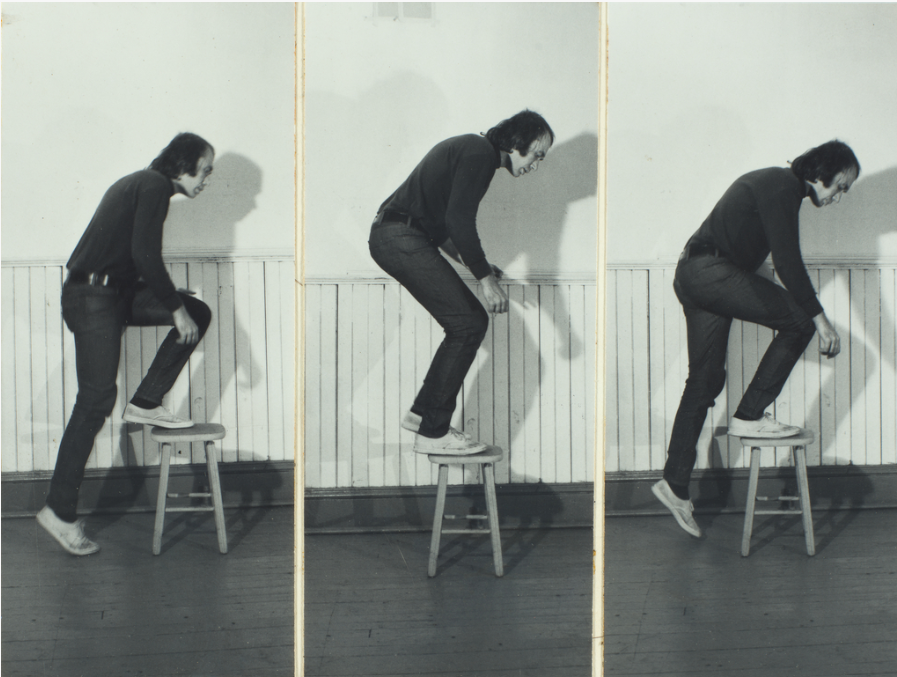 [[#Vito Acconci#]] [[#[Βίτο Ακόντσι]#]], Step Piece [Έργο βήματος], 1970, Νέα Υόρκη. Σε αυτή την πρώιμη επιτέλεση αντοχής ο καλλιτέχνης ανεβοκατέβαινε κάθε πρωί ένα σκαμνί στο διαμέρισμά του, με ρυθμό τριάντα βημάτων το λεπτό, για όσο άντεχε χωρίς διακοπή. Η δράση επαναλήφθηκε σε τέσσερις μήνες του 1970. Τις επιδόσεις του τις κοινοποιούσε σε μηνιαίες αναφορές προόδου.