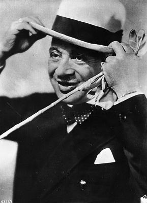 Ο Fritz Grünbaum [Φριτς Γκρύνμπαουμ], Αυστριακός Εβραίος κονφερανσιέ και αστέρας του βιεννέζικου καμπαρέ, σατίριζε από τη σκηνή τον εθνικοσοσιαλισμό. Από το 1938 κρατήθηκε στα στρατόπεδα του Νταχάου και του Μπούχενβαλντ, όπου έδινε παραστάσεις για τους συγκρατουμένους του. Την τελευταία του την έδωσε βαριά άρρωστος, την παραμονή της Πρωτοχρονιάς του 1940, και πέθανε στο Νταχάου στις 14 Ιανουαρίου 1941.