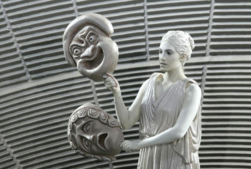 Έμψυχο άγαλμα κρατά τα προσωπεία της κωμωδίας και της τραγωδίας στην τελετή έναρξης των Ολυμπιακών Αγώνων της Αθήνας (2004), σε καλλιτεχνική επιμέλεια του [[#Δημήτρη Παπαϊωάννου [Dimitris Papaioannou]#]].