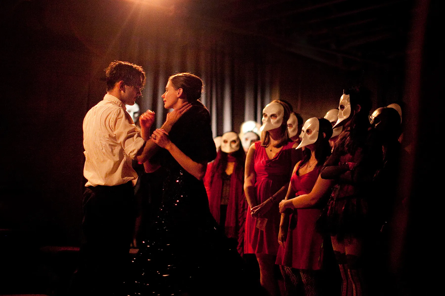 Punchdrunk,&nbsp;Sleep No More [Όχι πια ύπνος]&nbsp;(Νέα Υόρκη, 2011 κ.ε.), βασισμένο στον&nbsp;Macbeth [Μακμπέθ]&nbsp;του William Shakespeare, σε σκηνοθεσία [[#Felix Barrett [Φίλιξ Μπάρρετ]#]] και [[#Maxine Doyle [Μαξίν Ντόιλ]#]]: μασκοφόροι / ες θεατές / θεάτριες περιπλανώνται σιωπηλά στους πέντε ορόφους του McKittrick Hotel, παρακολουθώντας κρυφά σκηνές δολοφονίας, ερωτικής αποπλάνησης και συνωμοσίας. Ολόκληρη η δομή της παράστασης λειτουργεί ως εκτεταμένη σκηνή ωτακουστίας, στην οποία ο/η θεατής / θεάτρια, κρυμμένος / κρυμμένη πίσω από τη μάσκα, γίνεται ο ίδιος / η ίδια ωτακουστής / ωτακούστρια. Φωτογραφία: Robin Roemer.