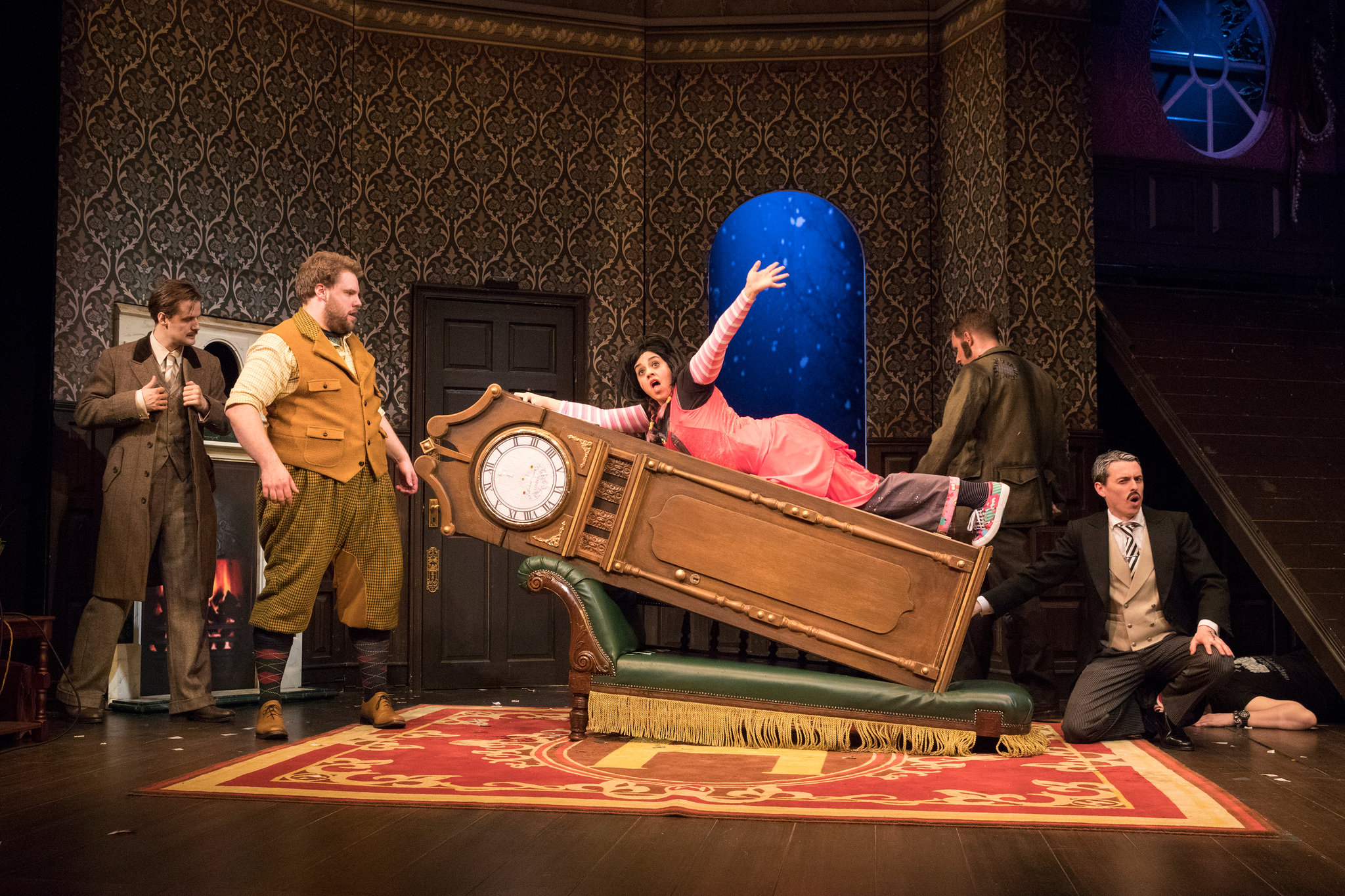 The Play That Goes Wrong [Όλα λάθος] (2012) των [[#Henry Lewis [Χένρυ Λιούις]#]], [[#Jonathan Sayer [Τζόναθαν Σέιερ]#]] και [[#Henry Shields [Χένρυ Σηλντς]#]]. Με τη μορφή θεάτρου εν θεάτρω, ένας ερασιτεχνικός θίασος ανεβάζει ένα αστυνομικό δράμα μυστηρίου στο ύφος της [[#Agatha Christie [Αγκάθα Κρίστι]#]]. Σκηνικά που καταρρέουν, ξεχασμένα λόγια και τεχνικά λάθη μετατρέπουν την παρωδία σε παιγνιώδη αποδόμηση της θεατρικής ψευδαίσθησης.