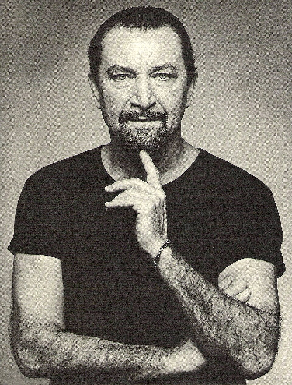 Πορτρέτο του Maurice Béjart [Μωρίς Μπεζάρ], χορογράφου και ιδρυτή του Ballet du XXe siècle [Μπαλέτου του 20ού αιώνα]. Το έργο του προσέγγισε τον χορό ως θέαμα μεγάλης κλίμακας, συνδυάζοντας κλασσικό λεξιλόγιο, σύγχρονο χορό και αναφορές σε τελετουργικές και μη δυτικές παραδόσεις.